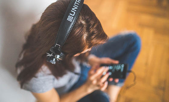 girl-with-headphones